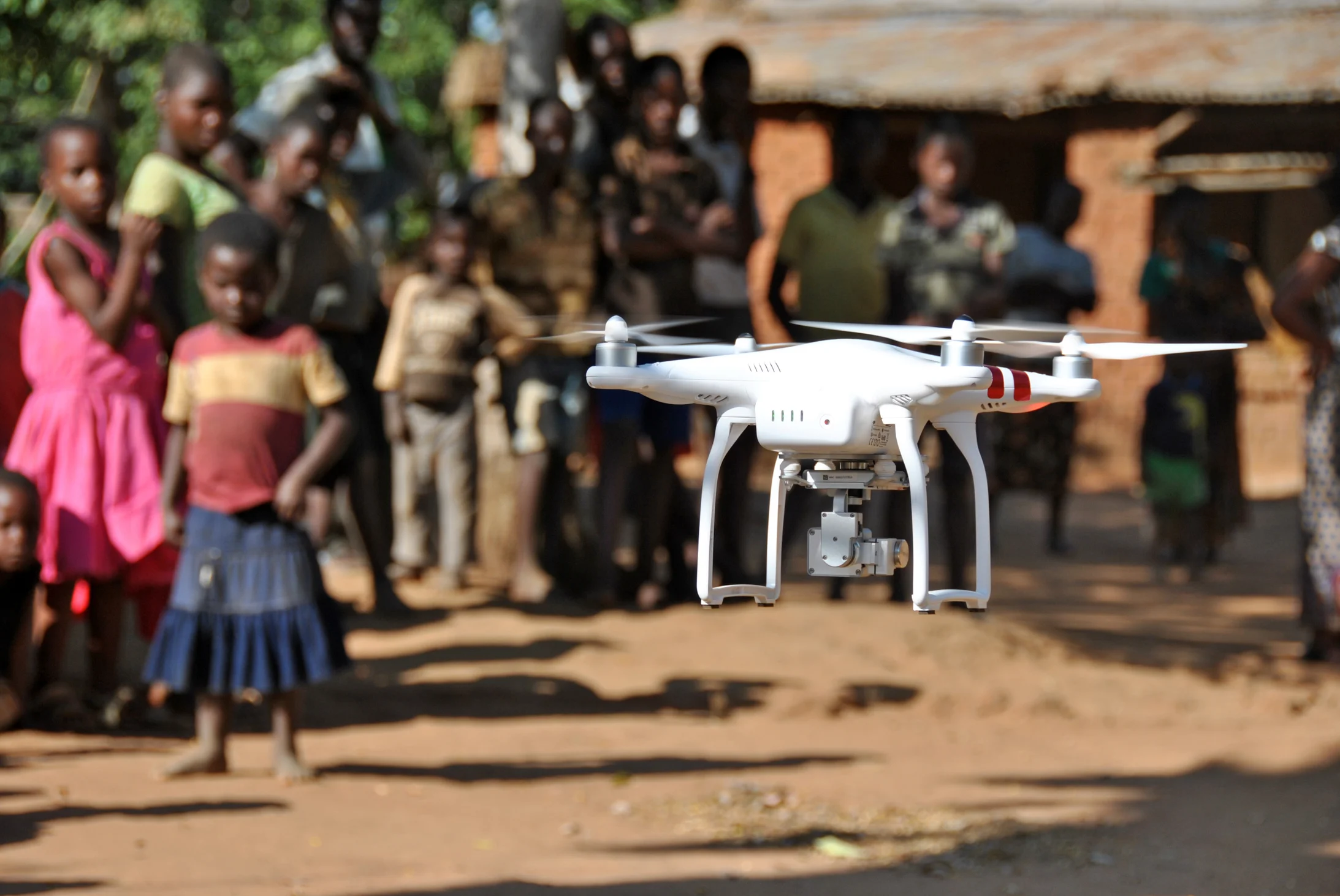 Drone davanti al gruppo di bambini