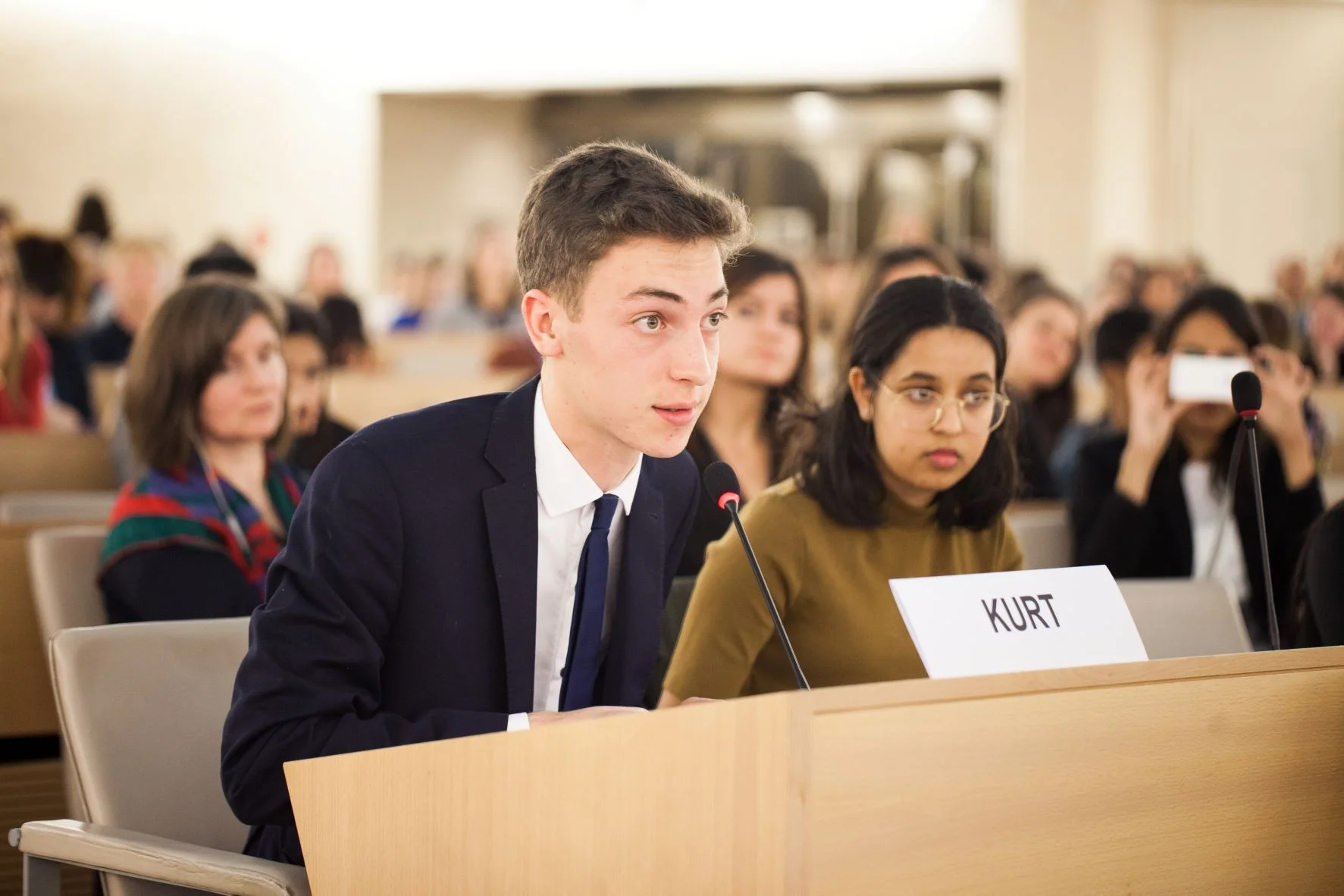 Jugendliche Teilnehmer an den Feierlichkeiten zum 30. Jahrestag des Übereinkommens über die Rechte des Kindes im Palais des Nations in Genf.