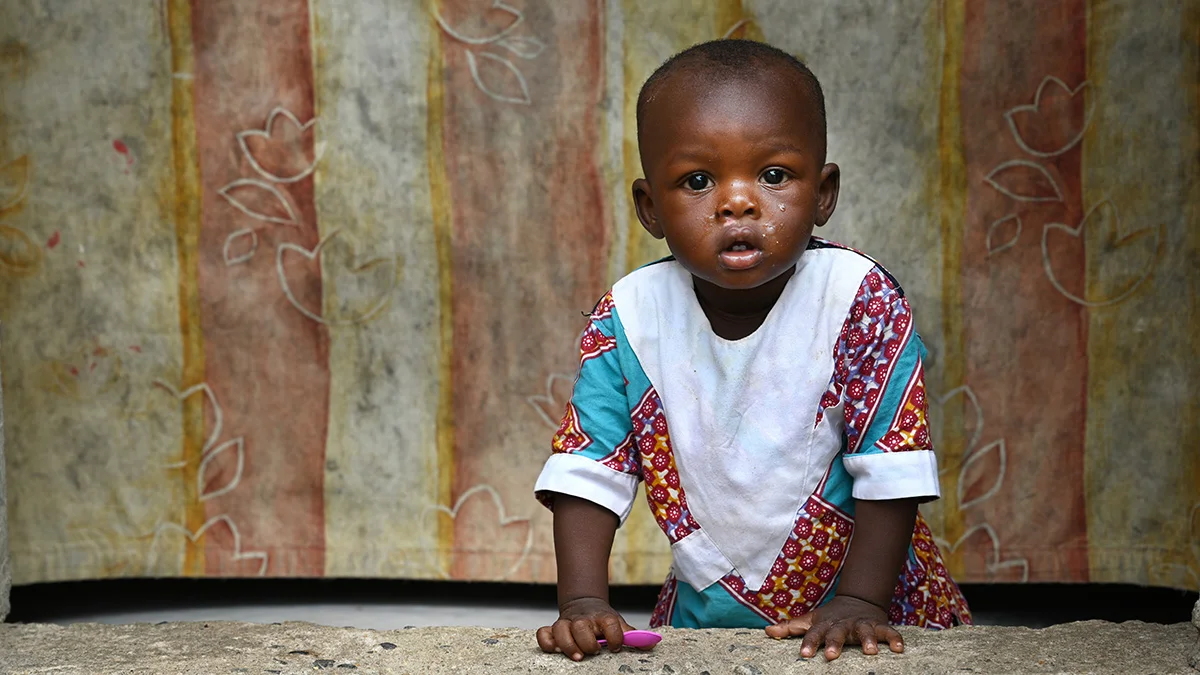 Ein Kind in den Straßen von Douala in der Küstenprovinz von Kamerun