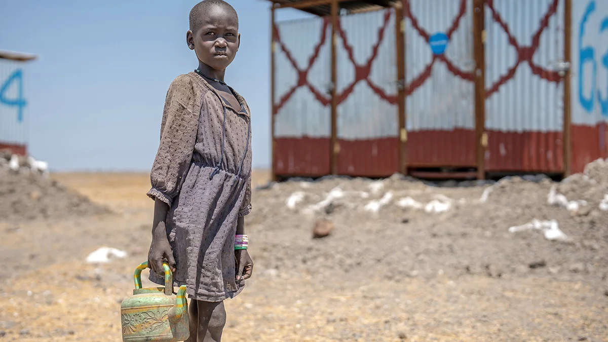 Ein sudanesisches Mädchen ist auf der Suche nach Wasser.