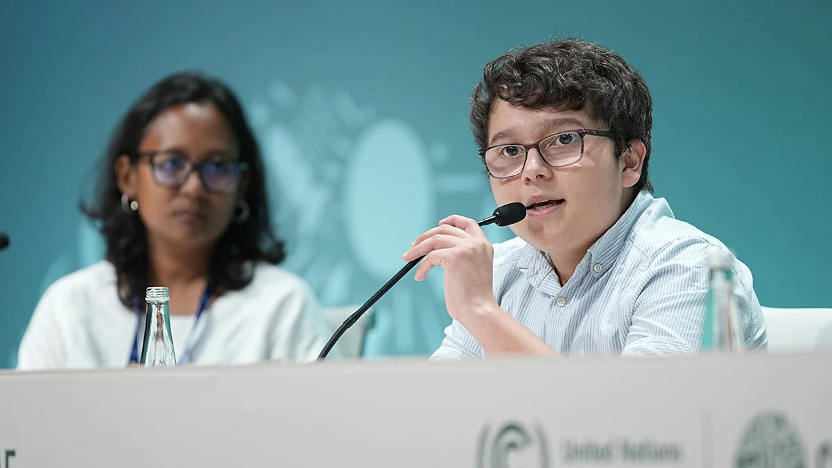 Jungendlich bei einer Pressekonferenz beim COP28.