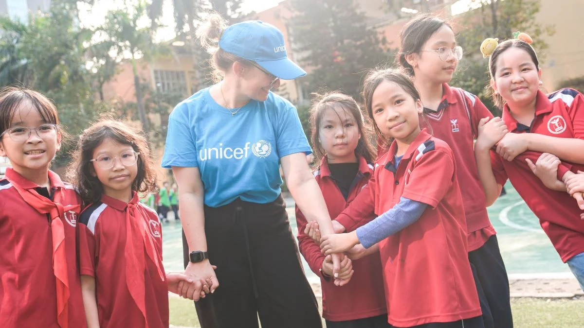 Seraina Peter mit Kindern in Vietnam