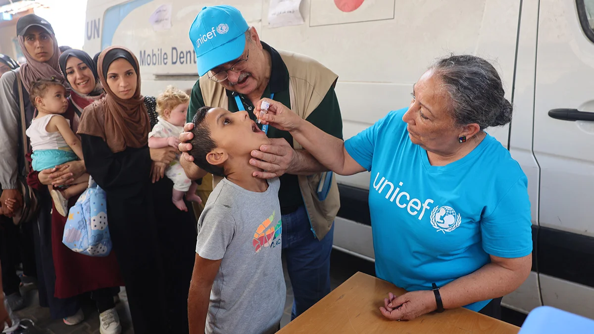 UNICEF-Mitarbeitende bei der Verabreichung von Polio-Impfstoffen im Gazastreifen.