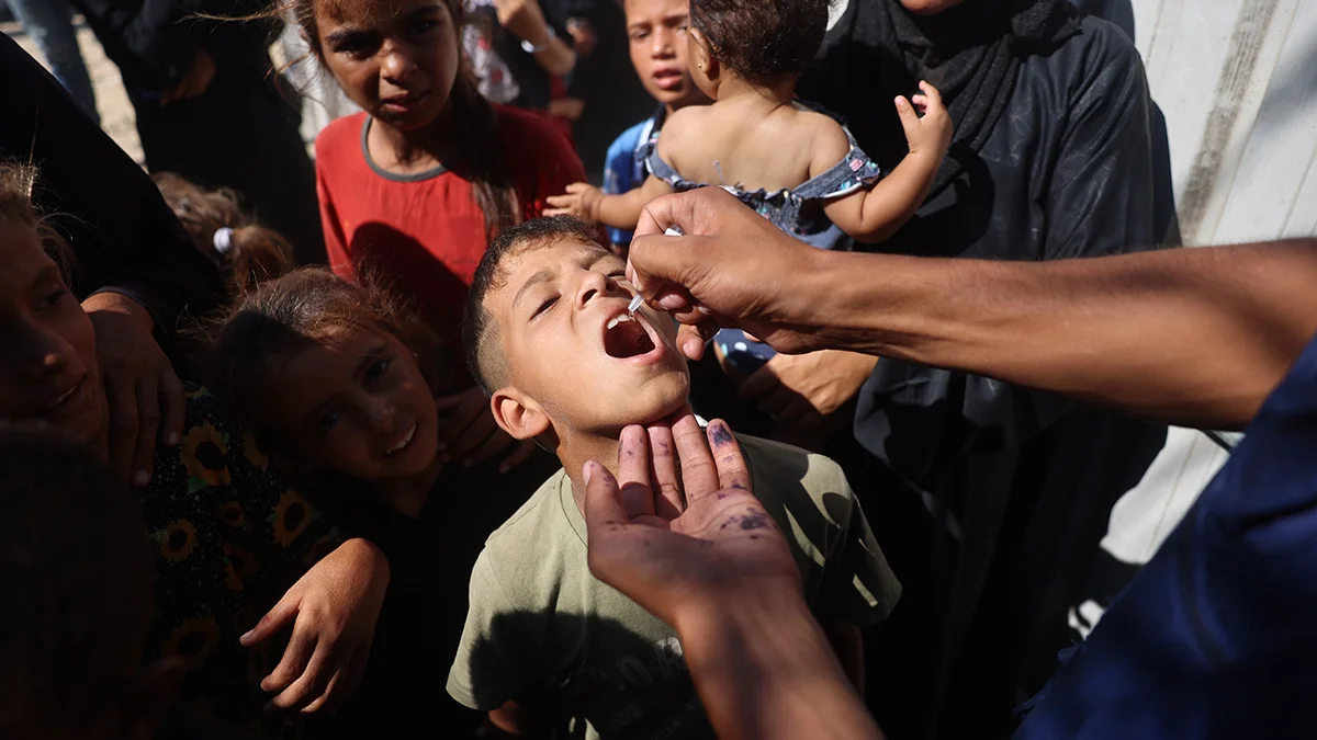 Ein junge erhält den wichtigen Polio-Impfstoff.