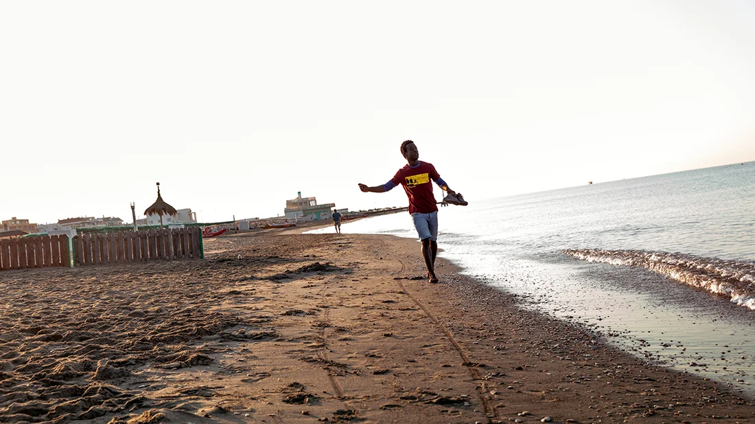 Ein Junge am Strand