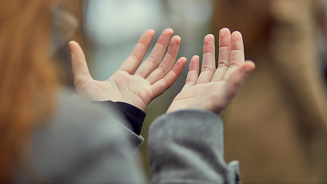 Ein Kind hält seine Handflächen nach oben.