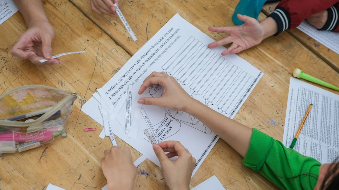 Kinder gestalten ein Plakat