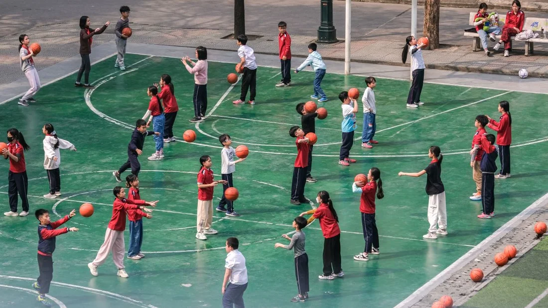 Kinder beim Basketballspielen