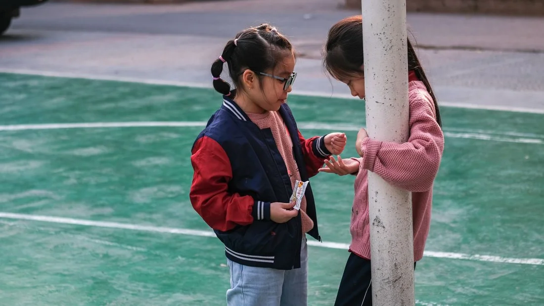 Zwei Kinder teilen sich Süssigkeiten