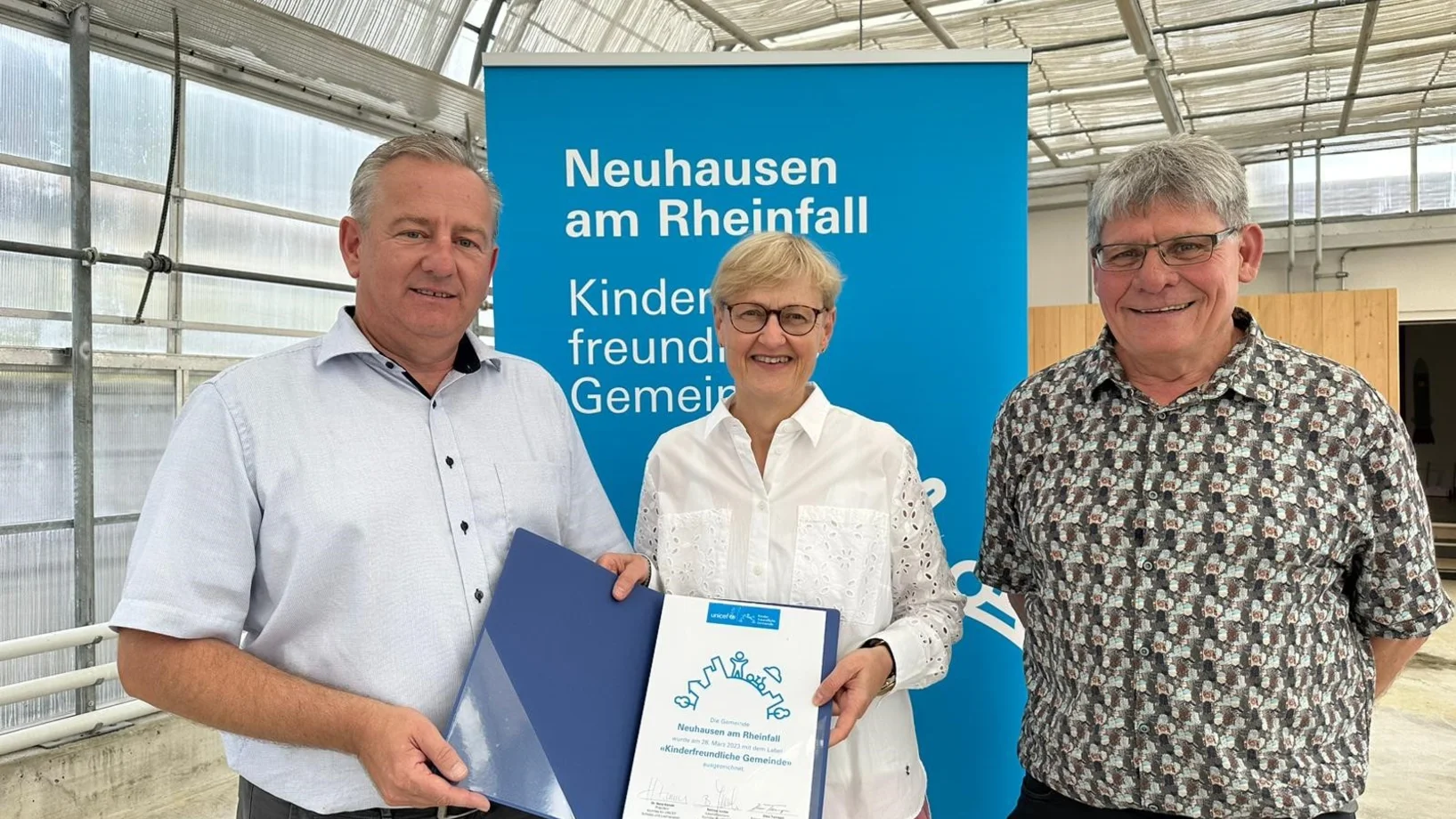 Die beiden Neuhausener Gemeinderäte Andreas Neuenschwander und Ruedi Meier (v.l.n.r.) mit Susy Schär, Delegierte von UNICEF Schweiz und Liechtenstein