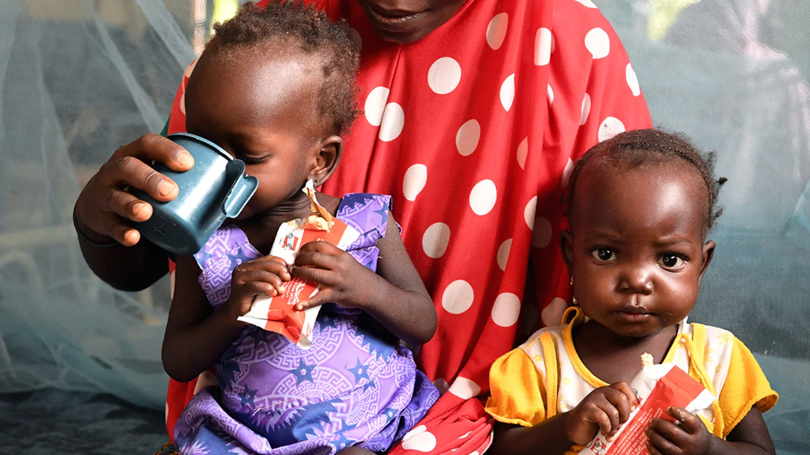 Les enfants reçoivent de la nourriture thérapeutique