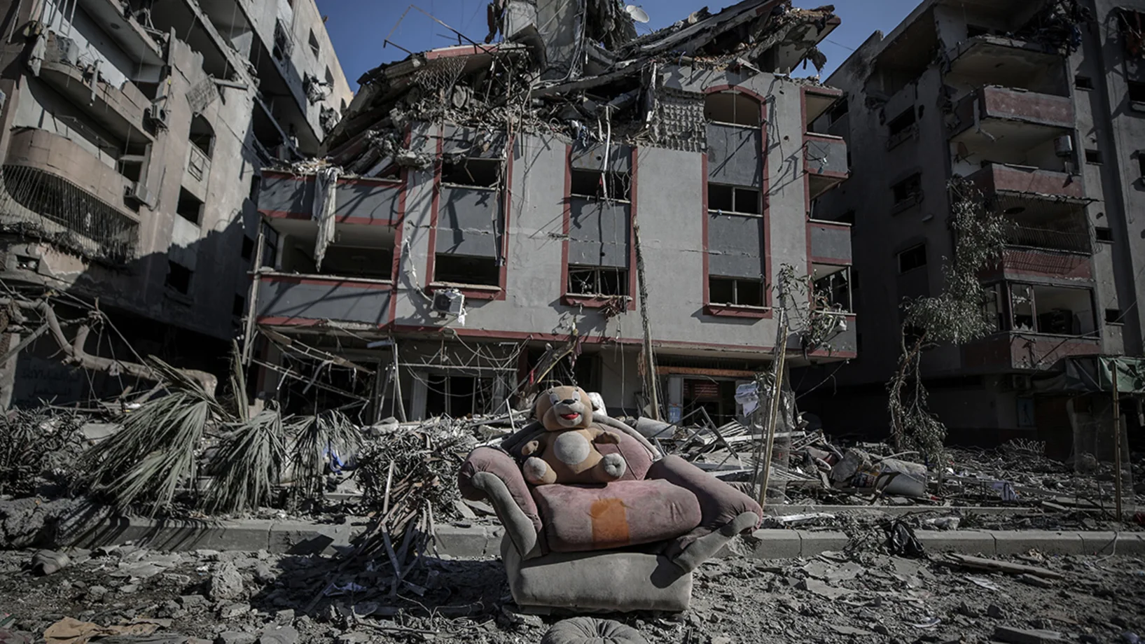 Ein Kuschelntier inmitteln von Trümmern im Gazastreifen