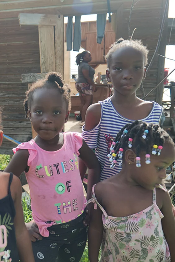 Kinder stehen vor ihrem von Hurrikan Beryl verwüsteten Haus in Grenada, Karibik.
